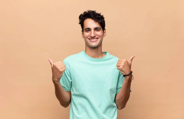 Jonge Knappe Man Glimlachen Vrolijk Kijken Gelukkig Gevoel Zorgeloos Positief — Stockfoto