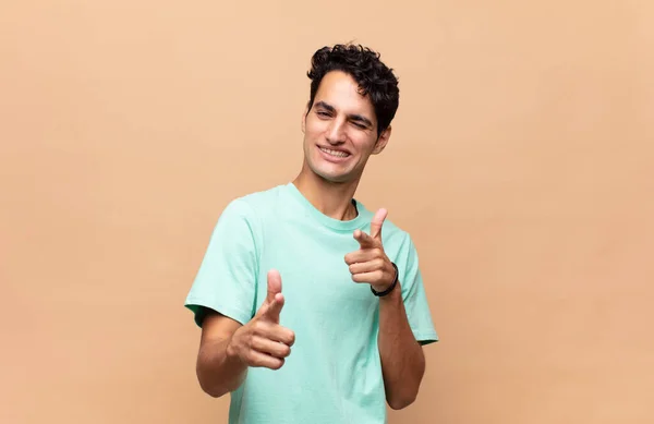 Jovem Homem Bonito Sentindo Feliz Legal Satisfeito Relaxado Bem Sucedido — Fotografia de Stock