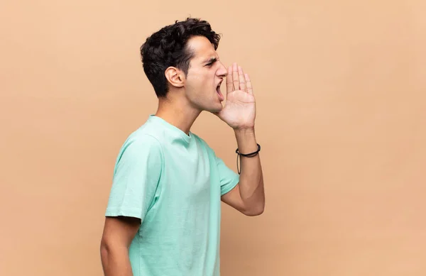 Young Handsome Man Yelling Loudly Angrily Copy Space Side Hand — Stock Photo, Image