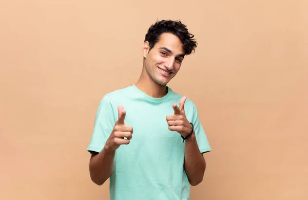 Jovem Homem Bonito Sorrindo Com Uma Atitude Positiva Bem Sucedida — Fotografia de Stock