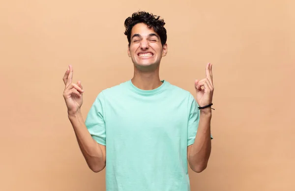 Genç Yakışıklı Adam Gülümsüyor Endişeyle Iki Parmağını Çapraz Yapıyor Endişeli — Stok fotoğraf