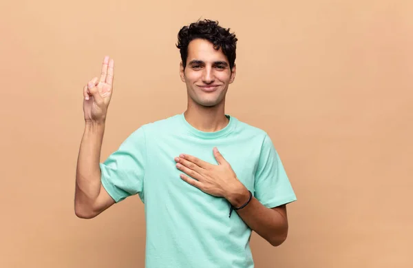 Joven Hombre Guapo Buscando Feliz Seguro Digno Confianza Sonriendo Mostrando — Foto de Stock