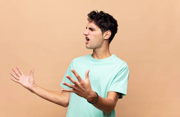 Joven Hombre Guapo Interpretando Ópera Cantando Concierto Espectáculo Sintiéndose Romántico —  Fotos de Stock