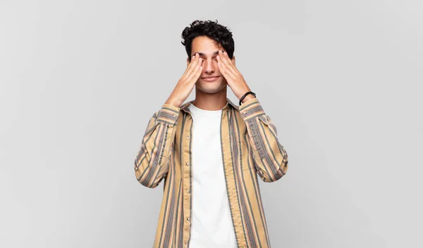 Joven Hombre Guapo Sonriendo Sintiéndose Feliz Cubriendo Los Ojos Con —  Fotos de Stock