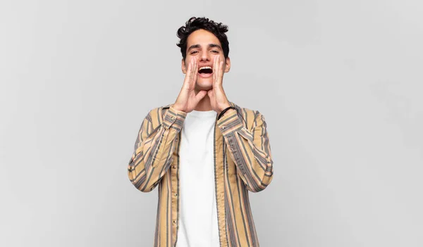 Jovem Homem Bonito Sentindo Feliz Animado Positivo Dando Grande Grito — Fotografia de Stock