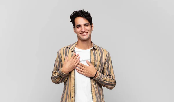 Jovem Homem Bonito Sentindo Romântico Feliz Apaixonado Sorrindo Alegremente Mãos — Fotografia de Stock