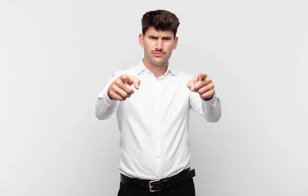 Joven Hombre Guapo Apuntando Hacia Adelante Cámara Con Ambos Dedos — Foto de Stock