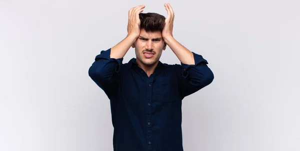 Mladý Pohledný Muž Cítí Stres Úzkost Depresivní Frustrovaný Bolestí Hlavy — Stock fotografie