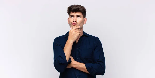 Genç Yakışıklı Adam Düşünüyor Kuşkulu Şaşkın Hissediyor Farklı Seçeneklerle Hangi — Stok fotoğraf