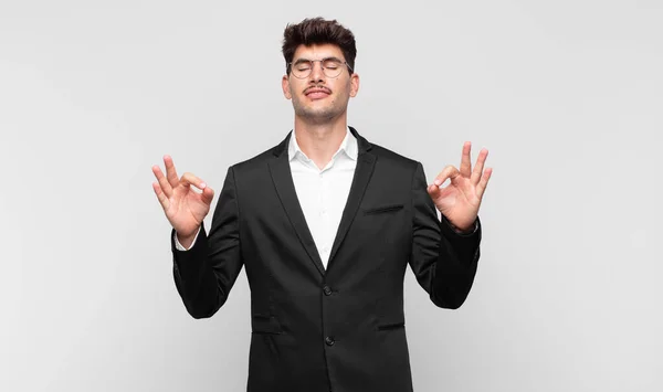 Joven Hombre Guapo Buscando Concentrado Meditando Sintiéndose Satisfecho Relajado Pensando —  Fotos de Stock