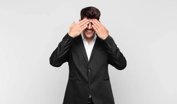 Joven Hombre Guapo Sonriendo Sintiéndose Feliz Cubriendo Los Ojos Con — Foto de Stock