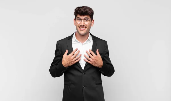 Jovem Bonito Homem Olhando Feliz Surpreso Orgulhoso Animado Apontando Para — Fotografia de Stock