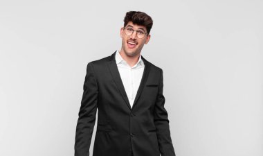 Genç yakışıklı, büyük, dost canlısı, kaygısız bir gülümsemesi olan, pozitif, rahat ve mutlu görünen, ürpertici