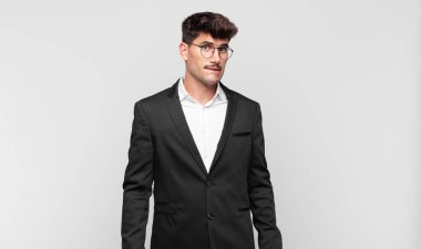 Genç yakışıklı adam kendini cahil, kafası karışmış ve hangi seçeneği seçeceği konusunda kararsız hissediyor, sorunu çözmeye çalışıyor.