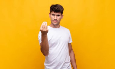 Genç yakışıklı adam kapiş ya da para yapıyor, sana borçlarını ödemeni söylüyor.!