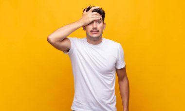 Genç yakışıklı bir adam unutulmuş bir mühlet yüzünden panikliyor, stresli hissediyor, bir pisliği ya da hatayı örtbas etmek zorunda kalıyor.