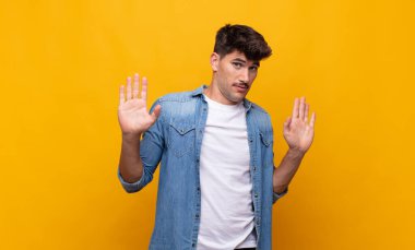 Genç yakışıklı adam gergin, endişeli ve endişeli görünüyor. Benim hatam olmadığını söylüyor. Yoksa ben yapmadım. 