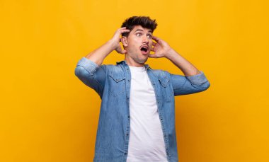 Genç ve yakışıklı bir adam, korkunç ve şok olmuş görünüyor. Korkunç bir hata yüzünden, el ele tutuşuyor.