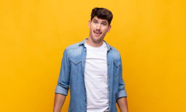 Genç yakışıklı, büyük, dost canlısı, kaygısız bir gülümsemesi olan, pozitif, rahat ve mutlu görünen, ürpertici