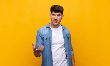 Genç yakışıklı adam sinirli, sinirli ve hayal kırıklığına uğramış görünüyor. Senin neyin var? 