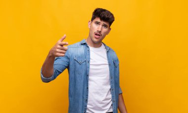 Genç yakışıklı bir adam kızgın agresif bir ifadeyle kameraya bakıyor. Öfkeli, çılgın bir patron gibi görünüyor.