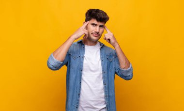 Genç yakışıklı bir adam konsantre olmuş ve bir fikir üzerinde kafa yoruyor, bir meydan okumaya ya da soruna bir çözüm hayal ediyor.