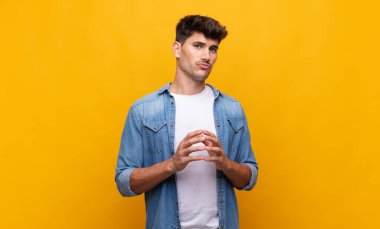 Genç yakışıklı adam entrikalar ve komplolar kuruyor, hilekar hileler ve hileler düşünüyor, kurnazlık ve ihanet