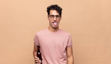 Neşeli, kaygısız, asi tavırlı, şakacı ve dilsiz bir genç adam eğleniyor.