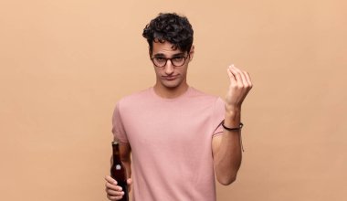 Biralı genç adam kapiş ya da para yapıyor. Borçlarını ödemeni söylüyor.!