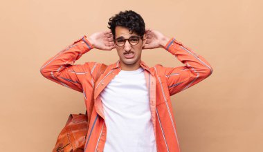 Genç bir öğrenci kendini stresli, endişeli, endişeli ya da korkmuş hisseder. Elleri başının üstünde, hata yaptığında paniğe kapılır.