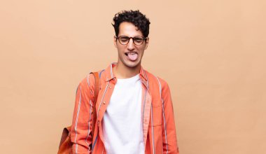 Neşeli, kaygısız, asi tavırlı, şakacı ve dilsiz genç bir öğrenci, eğleniyor.