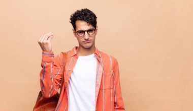 Genç öğrenci kapiş ya da para hareketi yapıyor, sana borçlarını ödemeni söylüyor.!