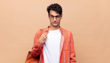 Genç öğrenci kibirli, başarılı, pozitif ve gururlu görünüyor, kendini gösteriyor.