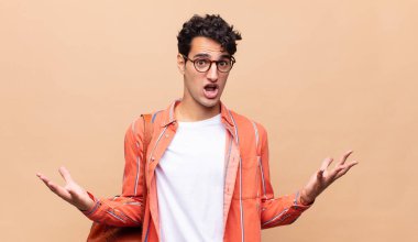 Genç öğrenci ağzı açık ve şaşırmış, şok olmuş ve hayretler içinde kalmış.