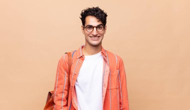 Genç öğrenci mutlu ve hoş bir şekilde şaşırmış görünüyor. Büyülenmiş ve şok olmuş bir ifadeyle heyecanlanıyor.