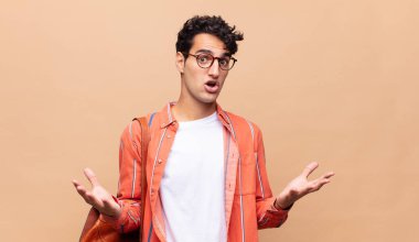 Genç öğrenci aşırı derecede şok olmuş ve şaşırmış, endişeli ve paniklemiş hissediyor, stresli ve dehşete kapılmış bir bakışla