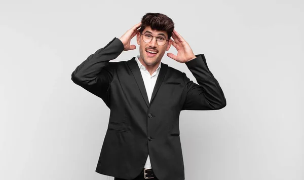 Jovem Bonito Homem Olhando Feliz Despreocupado Amigável Relaxado Desfrutando Vida — Fotografia de Stock