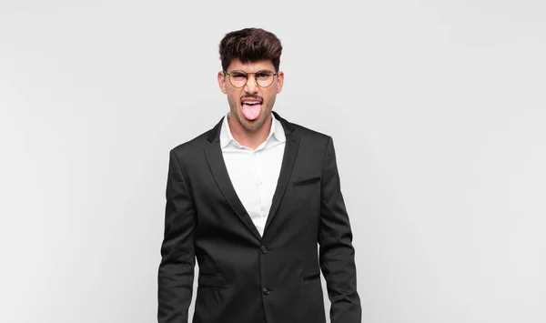 Joven Hombre Guapo Sintiéndose Disgustado Irritado Sacando Lengua Detestando Algo — Foto de Stock