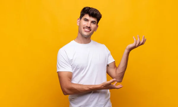 Junger Gutaussehender Mann Lächelt Stolz Und Selbstbewusst Fühlt Sich Glücklich — Stockfoto