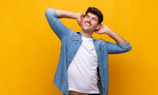 Junger Gutaussehender Mann Lächelt Und Fühlt Sich Entspannt Zufrieden Und — Stockfoto