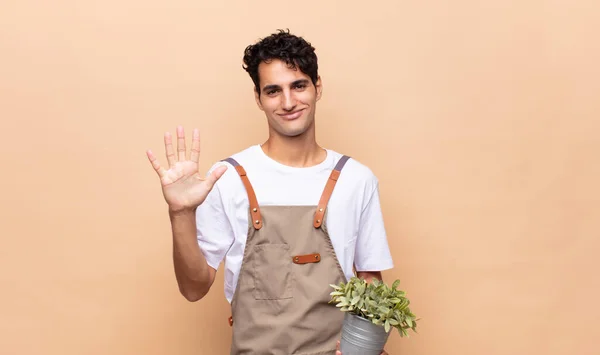 Jovem Jardineiro Homem Sorrindo Olhando Amigável Mostrando Número Cinco Quinto — Fotografia de Stock