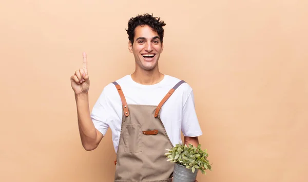 Jonge Tuinier Man Voelt Zich Als Een Gelukkig Opgewonden Genie — Stockfoto