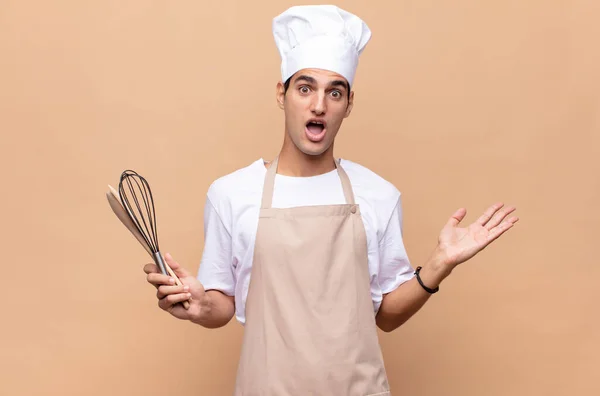 Joven Panadero Sintiéndose Feliz Emocionado Sorprendido Sorprendido Sonriendo Asombrado Por — Foto de Stock