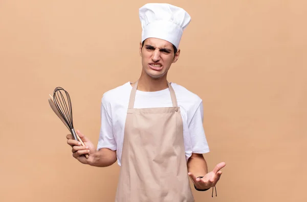 Jeune Boulanger Homme Regardant Colère Ennuyé Frustré Hurlant Wtf Qui — Photo