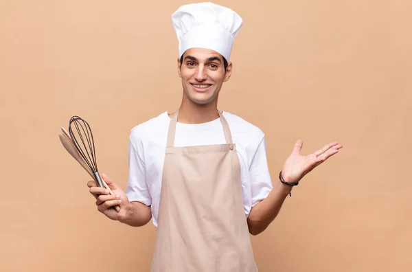 Joven Panadero Sintiéndose Feliz Sorprendido Alegre Sonriendo Con Actitud Positiva —  Fotos de Stock