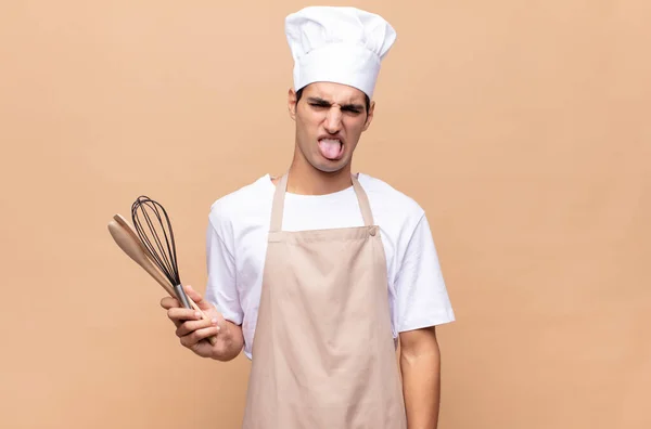 Jeune Boulanger Homme Sentant Dégoûté Irrité Tirant Langue Détestant Quelque — Photo