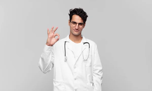 Jovem Médico Sentindo Feliz Relaxado Satisfeito Mostrando Aprovação Com Gesto — Fotografia de Stock