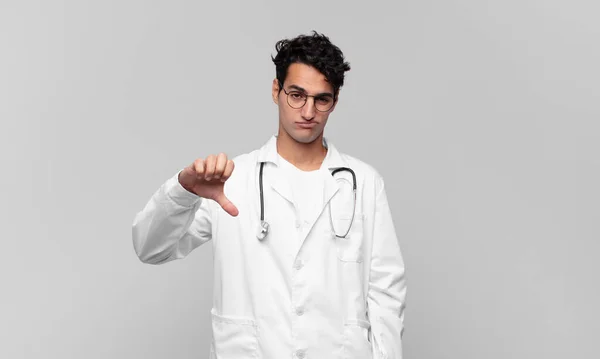 Ung Läkare Känner Sig Arg Irriterad Besviken Eller Missnöjd Visar — Stockfoto
