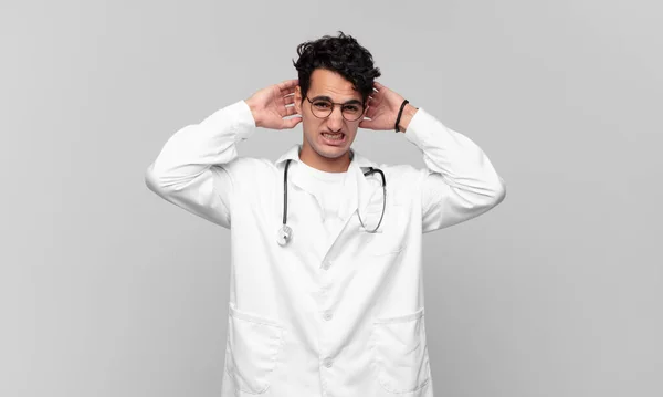 Ung Läkare Känner Sig Stressad Orolig Orolig Eller Rädd Med — Stockfoto