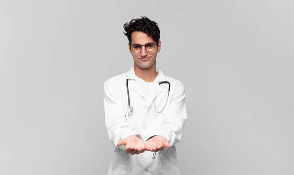 Joven Médico Sonriendo Felizmente Con Mirada Amistosa Segura Positiva Ofreciendo — Foto de Stock